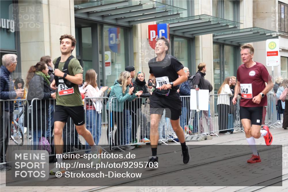 05.10.2025 - 20. swb-Marathon Bremen Strokosch-Dieckow http://msf.ph/oto/9295703 05.10.2025 12:55:27 Ziel 140, 735, 787, 902, 933, 1232, 1245, 1418, 1567, 1616, 2268, 4375, 5595, 6075, 140, 735, 787, 902, 933, 1232, 1245, 1418, 1567, 1616, 2268, 4375, 5595, 6075 meine-sportfotos.de