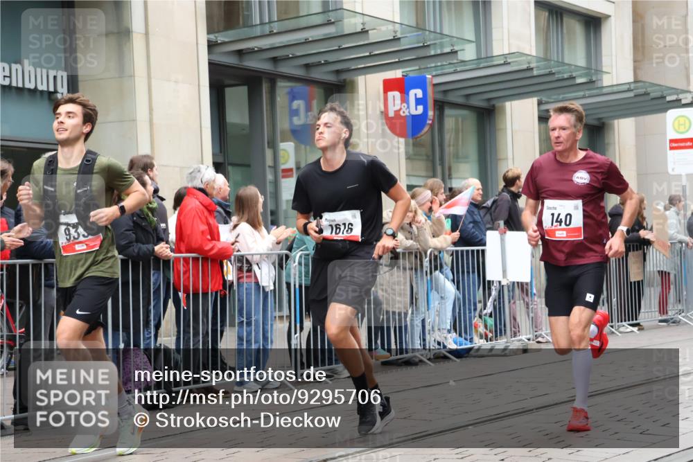 05.10.2025 - 20. swb-Marathon Bremen Strokosch-Dieckow http://msf.ph/oto/9295706 05.10.2025 12:55:28 Ziel 140, 735, 787, 902, 933, 1232, 1245, 1418, 1567, 1616, 2268, 4375, 5595, 6075, 140, 735, 787, 902, 933, 1232, 1245, 1418, 1567, 1616, 2268, 4375, 5595, 6075 meine-sportfotos.de