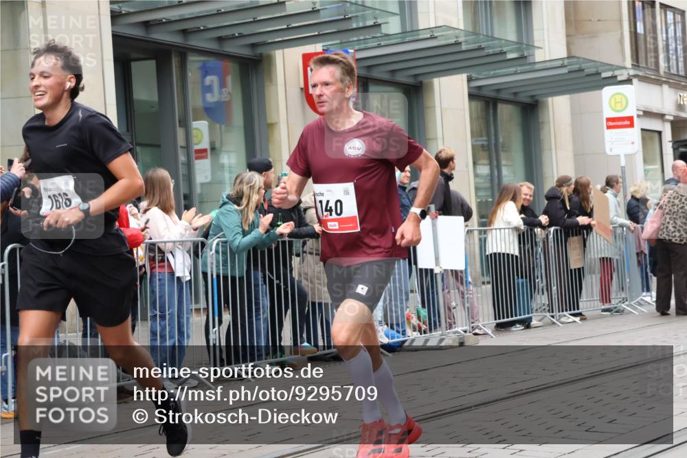 05.10.2025 - 20. swb-Marathon Bremen Strokosch-Dieckow http://msf.ph/oto/9295709 05.10.2025 12:55:28 Ziel 140, 735, 787, 902, 933, 1232, 1245, 1418, 1567, 1616, 2268, 4375, 5595, 6075, 140, 735, 787, 902, 933, 1232, 1245, 1418, 1567, 1616, 2268, 4375, 5595, 6075 meine-sportfotos.de