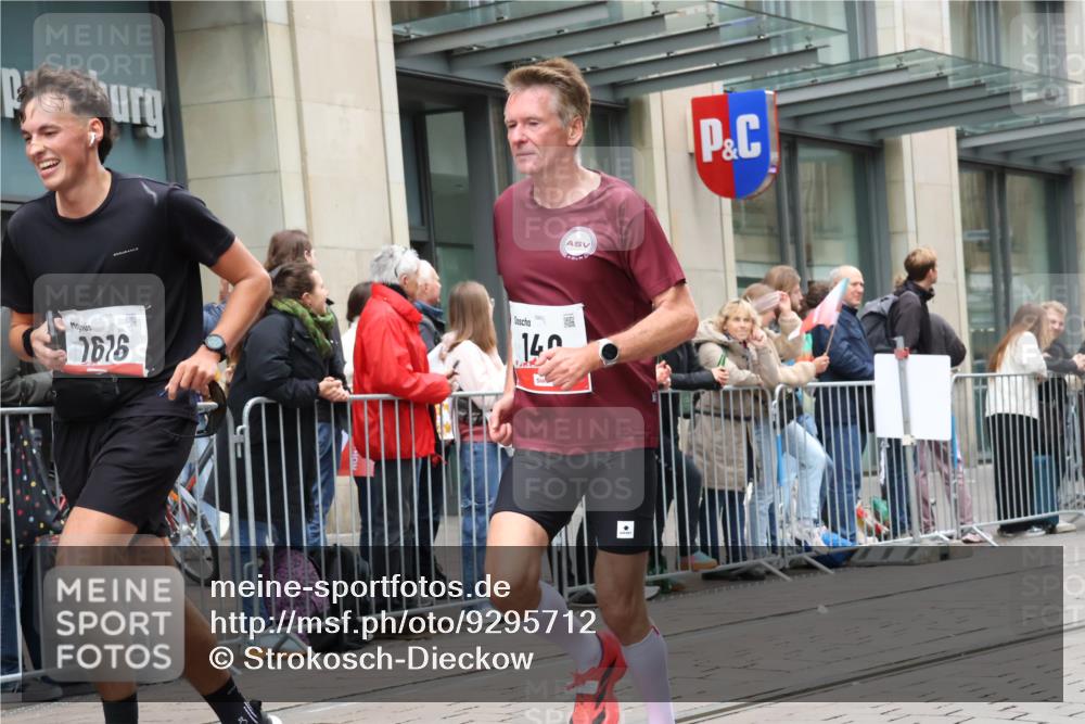 05.10.2025 - 20. swb-Marathon Bremen Strokosch-Dieckow http://msf.ph/oto/9295712 05.10.2025 12:55:28 Ziel 140, 735, 787, 902, 933, 1232, 1245, 1418, 1567, 1616, 2268, 4375, 5595, 6075, 140, 735, 787, 902, 933, 1232, 1245, 1418, 1567, 1616, 2268, 4375, 5595, 6075 meine-sportfotos.de