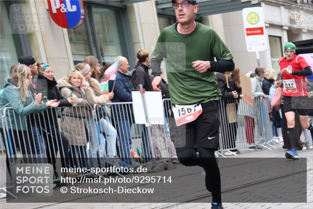 05.10.2025 - 20. swb-Marathon Bremen Strokosch-Dieckow http://msf.ph/oto/9295714 05.10.2025 12:55:29 Ziel 140, 735, 787, 902, 933, 1232, 1245, 1418, 1567, 1616, 2268, 4375, 5595, 6075, 140, 735, 787, 902, 933, 1232, 1245, 1418, 1567, 1616, 2268, 4375, 5595, 6075 meine-sportfotos.de