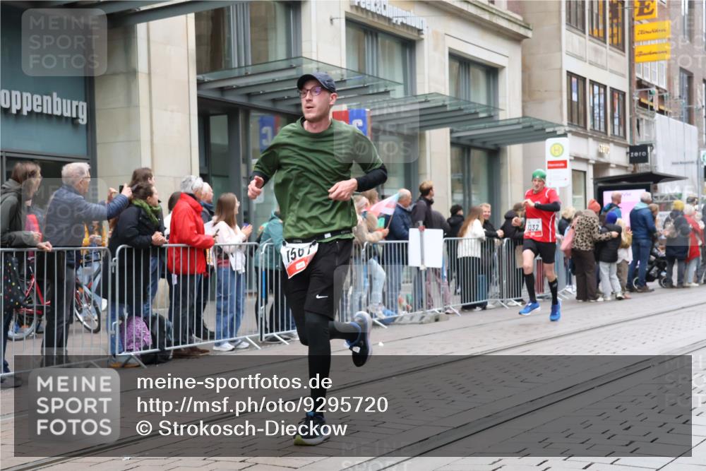 05.10.2025 - 20. swb-Marathon Bremen Strokosch-Dieckow http://msf.ph/oto/9295720 05.10.2025 12:55:30 Ziel 140, 735, 761, 787, 902, 933, 1232, 1245, 1418, 1567, 1616, 1633, 2268, 4375, 5595, 140, 735, 761, 787, 902, 933, 1232, 1245, 1418, 1567, 1616, 1633, 2268, 4375, 5595 meine-sportfotos.de