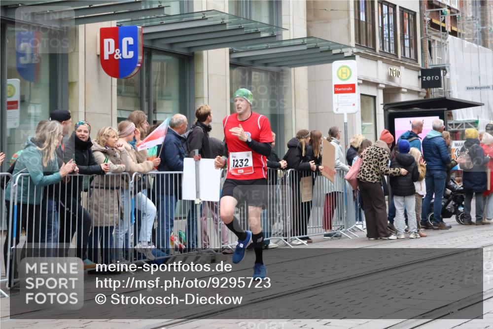 05.10.2025 - 20. swb-Marathon Bremen Strokosch-Dieckow http://msf.ph/oto/9295723 05.10.2025 12:55:31 Ziel 140, 735, 761, 787, 902, 933, 1232, 1245, 1418, 1567, 1616, 1633, 2268, 4375, 5595, 140, 735, 761, 787, 902, 933, 1232, 1245, 1418, 1567, 1616, 1633, 2268, 4375, 5595 meine-sportfotos.de