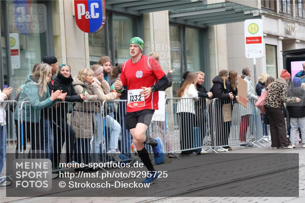 05.10.2025 - 20. swb-Marathon Bremen Strokosch-Dieckow http://msf.ph/oto/9295725 05.10.2025 12:55:31 Ziel 140, 735, 761, 787, 902, 933, 1232, 1245, 1418, 1567, 1616, 1633, 2268, 4375, 5595, 140, 735, 761, 787, 902, 933, 1232, 1245, 1418, 1567, 1616, 1633, 2268, 4375, 5595 meine-sportfotos.de