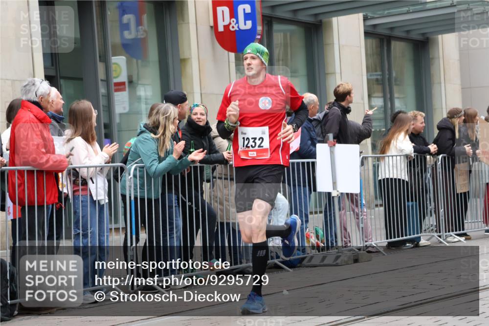 05.10.2025 - 20. swb-Marathon Bremen Strokosch-Dieckow http://msf.ph/oto/9295729 05.10.2025 12:55:31 Ziel 140, 735, 761, 787, 902, 933, 1232, 1245, 1418, 1567, 1616, 1633, 2268, 4375, 5595, 140, 735, 761, 787, 902, 933, 1232, 1245, 1418, 1567, 1616, 1633, 2268, 4375, 5595 meine-sportfotos.de