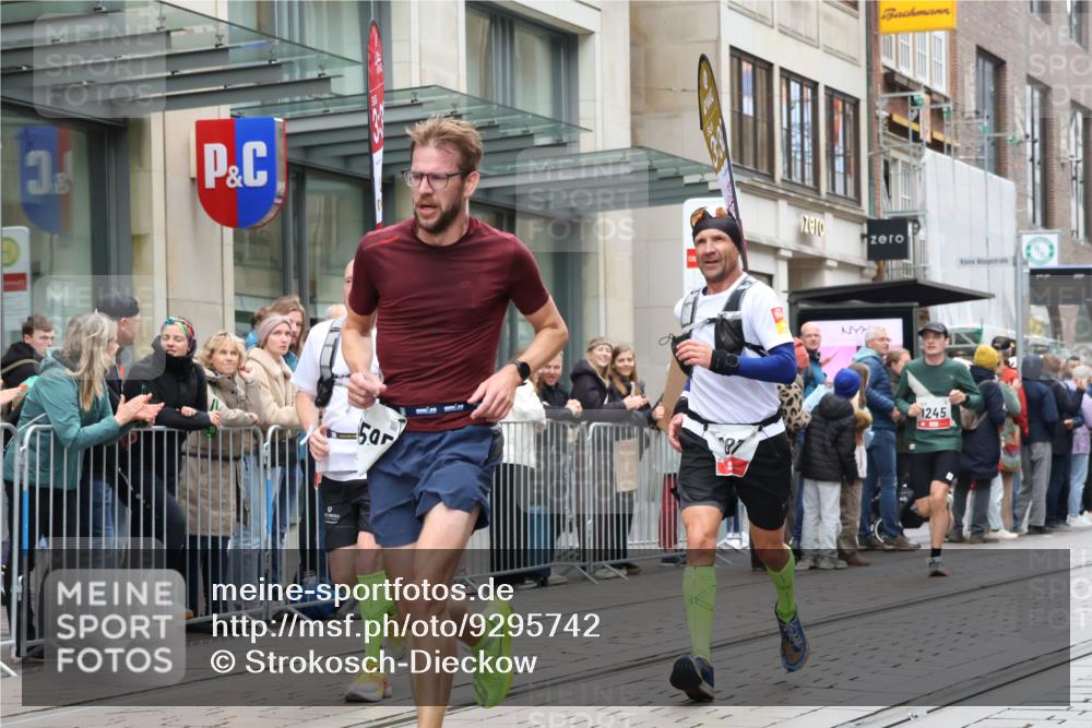 05.10.2025 - 20. swb-Marathon Bremen Strokosch-Dieckow http://msf.ph/oto/9295742 05.10.2025 12:55:36 Ziel 57, 481, 761, 787, 902, 933, 1232, 1245, 1418, 1616, 1633, 2048, 2268, 4375, 5595, 7766, 57, 481, 761, 787, 902, 933, 1232, 1245, 1418, 1616, 1633, 2048, 2268, 4375, 5595, 7766 meine-sportfotos.de