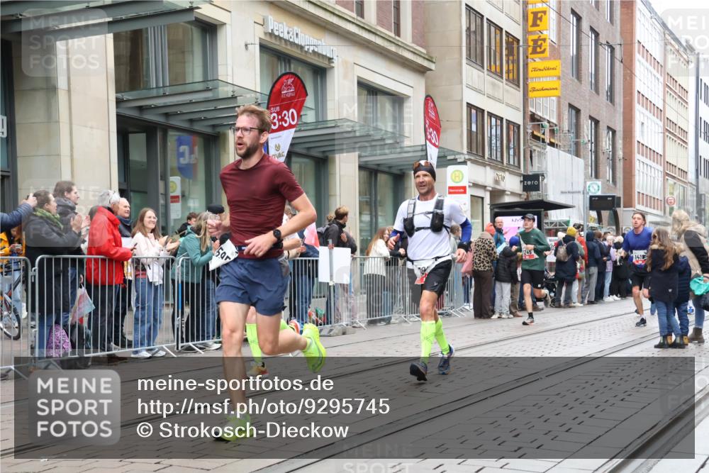 05.10.2025 - 20. swb-Marathon Bremen Strokosch-Dieckow http://msf.ph/oto/9295745 05.10.2025 12:55:36 Ziel 57, 481, 761, 787, 902, 933, 1232, 1245, 1418, 1616, 1633, 2048, 2268, 4375, 5595, 7766, 57, 481, 761, 787, 902, 933, 1232, 1245, 1418, 1616, 1633, 2048, 2268, 4375, 5595, 7766 meine-sportfotos.de
