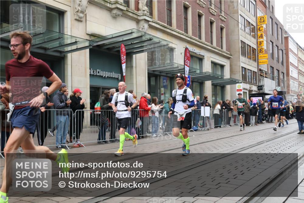 05.10.2025 - 20. swb-Marathon Bremen Strokosch-Dieckow http://msf.ph/oto/9295754 05.10.2025 12:55:37 Ziel 57, 481, 761, 787, 902, 1232, 1245, 1418, 1616, 1633, 2048, 2268, 4375, 5595, 7766, 57, 481, 761, 787, 902, 1232, 1245, 1418, 1616, 1633, 2048, 2268, 4375, 5595, 7766 meine-sportfotos.de