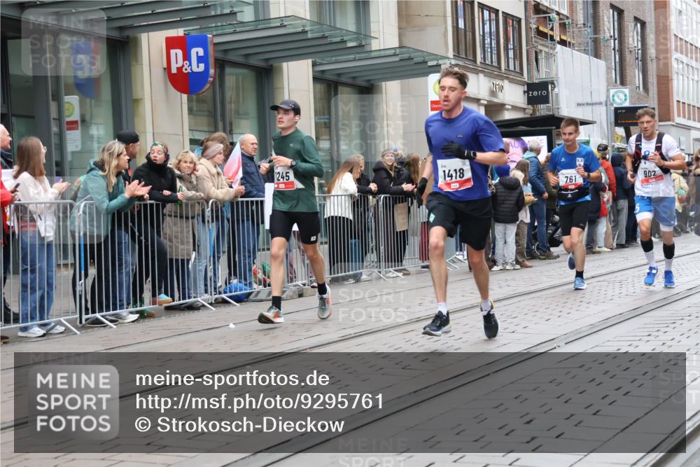05.10.2025 - 20. swb-Marathon Bremen Strokosch-Dieckow http://msf.ph/oto/9295761 05.10.2025 12:55:38 Ziel 57, 481, 761, 787, 902, 1232, 1245, 1418, 1633, 2048, 2268, 4375, 5595, 7766, 57, 481, 761, 787, 902, 1232, 1245, 1418, 1633, 2048, 2268, 4375, 5595, 7766 meine-sportfotos.de