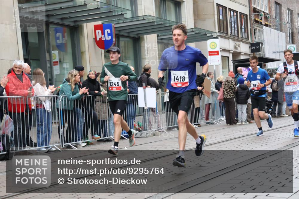 05.10.2025 - 20. swb-Marathon Bremen Strokosch-Dieckow http://msf.ph/oto/9295764 05.10.2025 12:55:39 Ziel 57, 481, 761, 787, 902, 1232, 1245, 1418, 1633, 2048, 2268, 4375, 5595, 7766, 57, 481, 761, 787, 902, 1232, 1245, 1418, 1633, 2048, 2268, 4375, 5595, 7766 meine-sportfotos.de