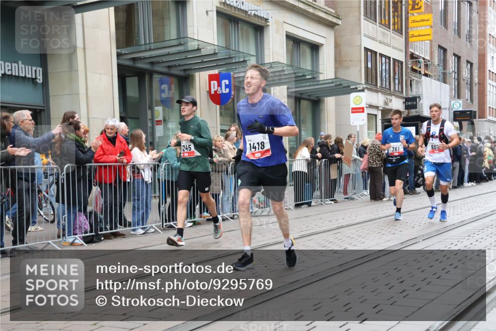 05.10.2025 - 20. swb-Marathon Bremen Strokosch-Dieckow http://msf.ph/oto/9295769 05.10.2025 12:55:39 Ziel 57, 481, 761, 787, 902, 1232, 1245, 1418, 1633, 2048, 2268, 4375, 5595, 7766, 57, 481, 761, 787, 902, 1232, 1245, 1418, 1633, 2048, 2268, 4375, 5595, 7766 meine-sportfotos.de