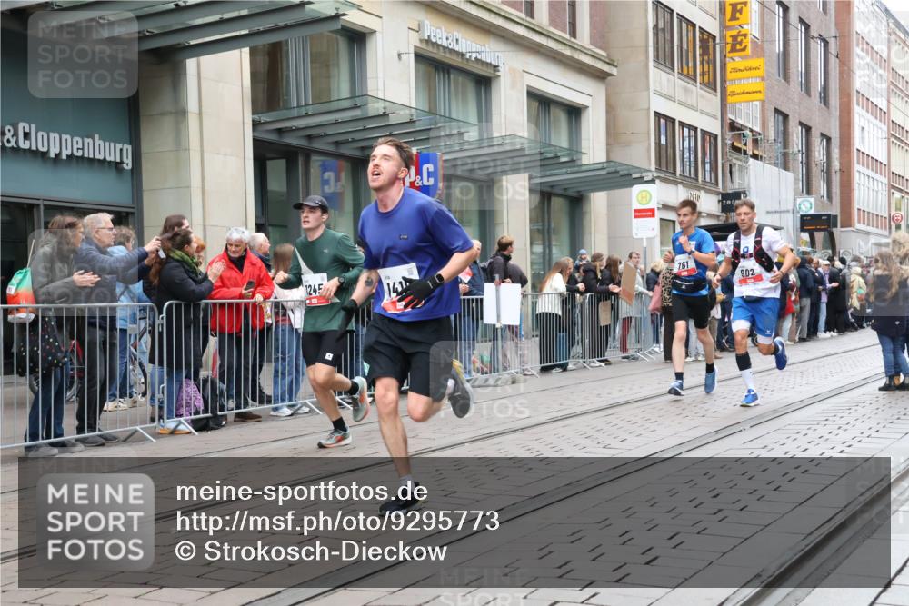 05.10.2025 - 20. swb-Marathon Bremen Strokosch-Dieckow http://msf.ph/oto/9295773 05.10.2025 12:55:39 Ziel 57, 481, 761, 787, 902, 1232, 1245, 1418, 1633, 2048, 2268, 4375, 5595, 7766, 57, 481, 761, 787, 902, 1232, 1245, 1418, 1633, 2048, 2268, 4375, 5595, 7766 meine-sportfotos.de