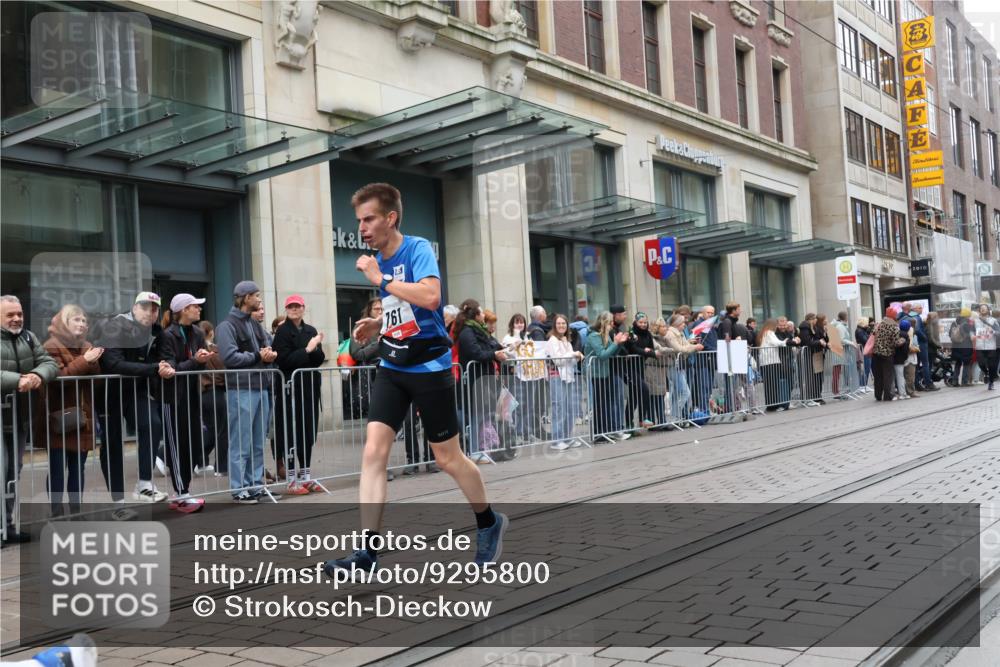 05.10.2025 - 20. swb-Marathon Bremen Strokosch-Dieckow http://msf.ph/oto/9295800 05.10.2025 12:55:42 Ziel 57, 481, 761, 787, 902, 1245, 1418, 1633, 2048, 2268, 3707, 4375, 5595, 7766, 57, 481, 761, 787, 902, 1245, 1418, 1633, 2048, 2268, 3707, 4375, 5595, 7766 meine-sportfotos.de