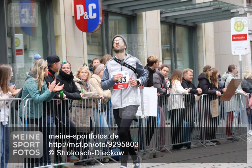 05.10.2025 - 20. swb-Marathon Bremen Strokosch-Dieckow http://msf.ph/oto/9295803 05.10.2025 12:55:46 Ziel 57, 481, 761, 787, 902, 1245, 1379, 1633, 1833, 2048, 2268, 3707, 4375, 7766, 57, 481, 761, 787, 902, 1245, 1379, 1633, 1833, 2048, 2268, 3707, 4375, 7766 meine-sportfotos.de