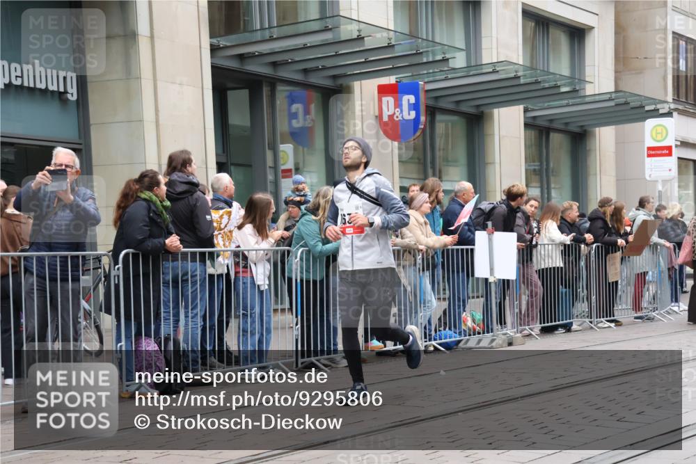05.10.2025 - 20. swb-Marathon Bremen Strokosch-Dieckow http://msf.ph/oto/9295806 05.10.2025 12:55:46 Ziel 57, 481, 761, 787, 902, 1245, 1379, 1633, 1833, 2048, 2268, 3707, 4375, 7766, 57, 481, 761, 787, 902, 1245, 1379, 1633, 1833, 2048, 2268, 3707, 4375, 7766 meine-sportfotos.de