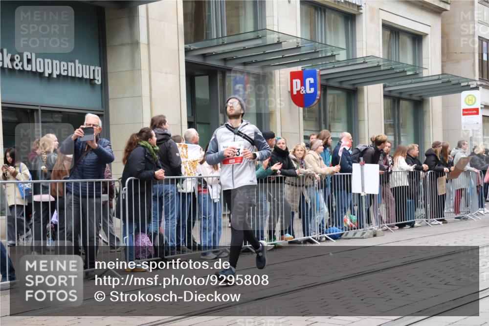 05.10.2025 - 20. swb-Marathon Bremen Strokosch-Dieckow http://msf.ph/oto/9295808 05.10.2025 12:55:47 Ziel 57, 481, 761, 787, 902, 1245, 1379, 1633, 1833, 2048, 2268, 3707, 4375, 7766, 57, 481, 761, 787, 902, 1245, 1379, 1633, 1833, 2048, 2268, 3707, 4375, 7766 meine-sportfotos.de