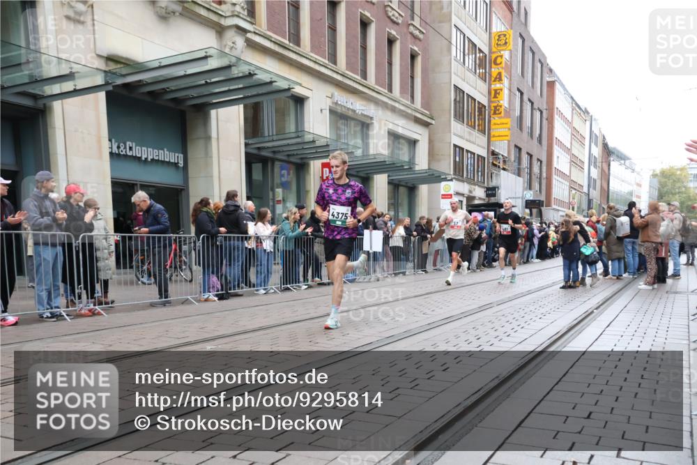 05.10.2025 - 20. swb-Marathon Bremen Strokosch-Dieckow http://msf.ph/oto/9295814 05.10.2025 12:55:49 Ziel 57, 481, 761, 902, 1379, 1633, 1833, 2048, 3707, 4375, 7766, 57, 481, 761, 902, 1379, 1633, 1833, 2048, 3707, 4375, 7766 meine-sportfotos.de