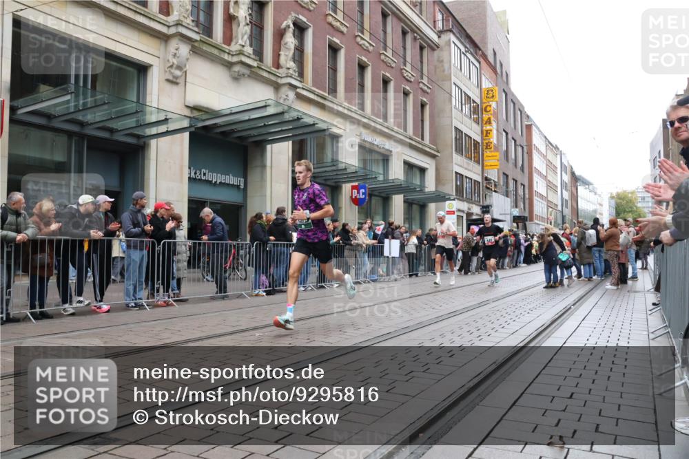 05.10.2025 - 20. swb-Marathon Bremen Strokosch-Dieckow http://msf.ph/oto/9295816 05.10.2025 12:55:49 Ziel 57, 481, 761, 902, 1379, 1633, 1833, 2048, 3707, 4375, 7766, 57, 481, 761, 902, 1379, 1633, 1833, 2048, 3707, 4375, 7766 meine-sportfotos.de