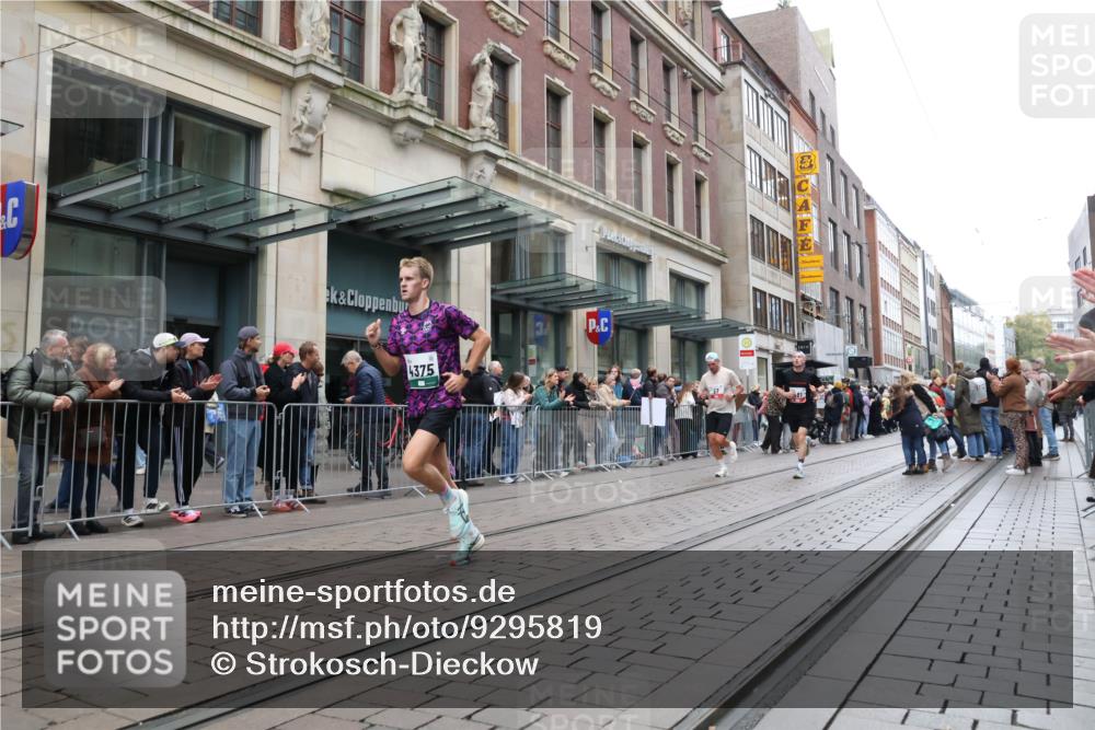 05.10.2025 - 20. swb-Marathon Bremen Strokosch-Dieckow http://msf.ph/oto/9295819 05.10.2025 12:55:49 Ziel 57, 481, 761, 902, 1379, 1633, 1833, 2048, 3707, 4375, 7766, 57, 481, 761, 902, 1379, 1633, 1833, 2048, 3707, 4375, 7766 meine-sportfotos.de