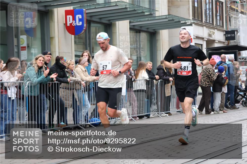 05.10.2025 - 20. swb-Marathon Bremen Strokosch-Dieckow http://msf.ph/oto/9295822 05.10.2025 12:55:50 Ziel 57, 481, 761, 902, 1379, 1633, 1833, 2048, 2135, 3707, 4375, 7766, 57, 481, 761, 902, 1379, 1633, 1833, 2048, 2135, 3707, 4375, 7766 meine-sportfotos.de