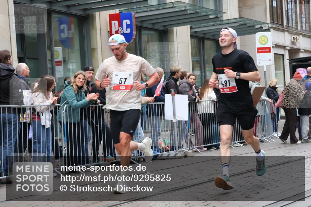05.10.2025 - 20. swb-Marathon Bremen Strokosch-Dieckow http://msf.ph/oto/9295825 05.10.2025 12:55:50 Ziel 57, 481, 761, 902, 1379, 1633, 1833, 2048, 2135, 3707, 4375, 7766, 57, 481, 761, 902, 1379, 1633, 1833, 2048, 2135, 3707, 4375, 7766 meine-sportfotos.de