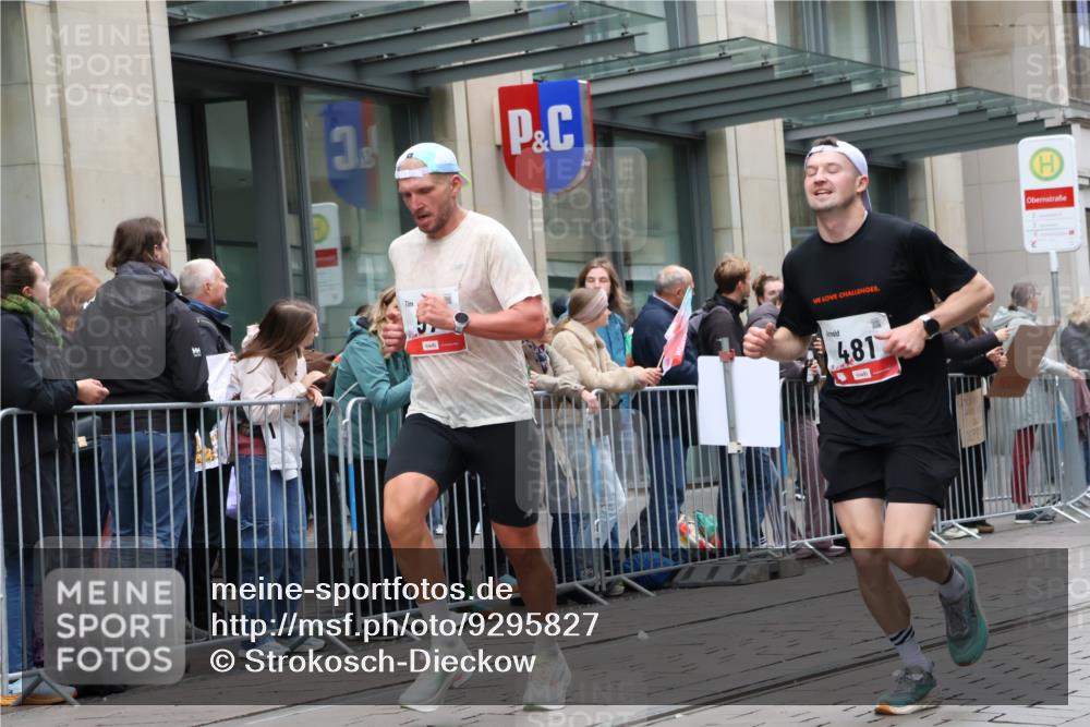 05.10.2025 - 20. swb-Marathon Bremen Strokosch-Dieckow http://msf.ph/oto/9295827 05.10.2025 12:55:50 Ziel 57, 481, 761, 902, 1379, 1633, 1833, 2048, 2135, 3707, 4375, 7766, 57, 481, 761, 902, 1379, 1633, 1833, 2048, 2135, 3707, 4375, 7766 meine-sportfotos.de