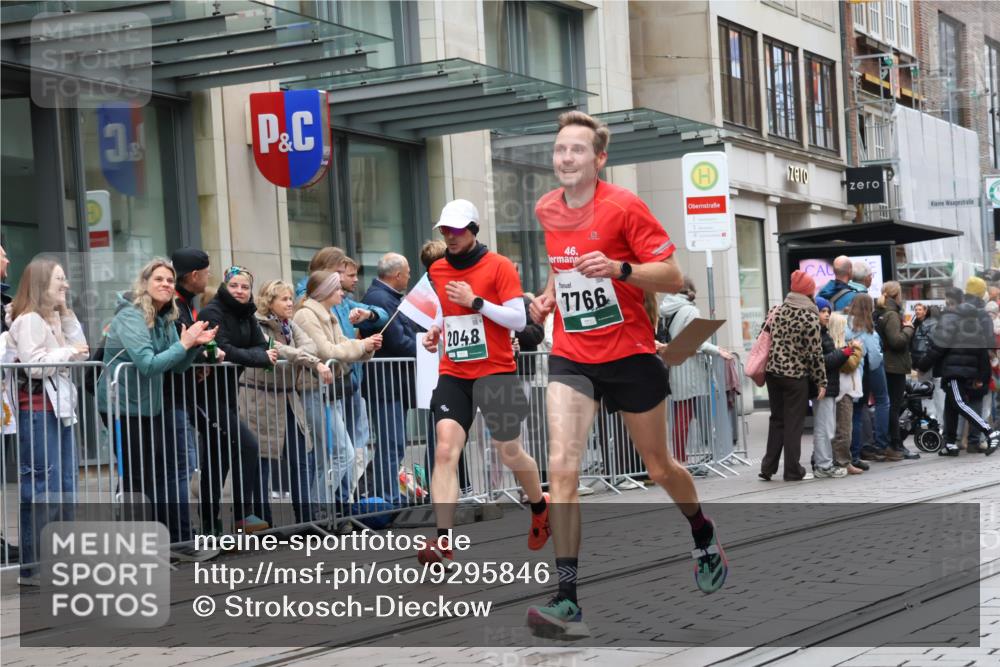 05.10.2025 - 20. swb-Marathon Bremen Strokosch-Dieckow http://msf.ph/oto/9295846 05.10.2025 12:55:54 Ziel 57, 221, 481, 728, 761, 1379, 1633, 1833, 2048, 2135, 3707, 7766, 57, 221, 481, 728, 761, 1379, 1633, 1833, 2048, 2135, 3707, 7766 meine-sportfotos.de