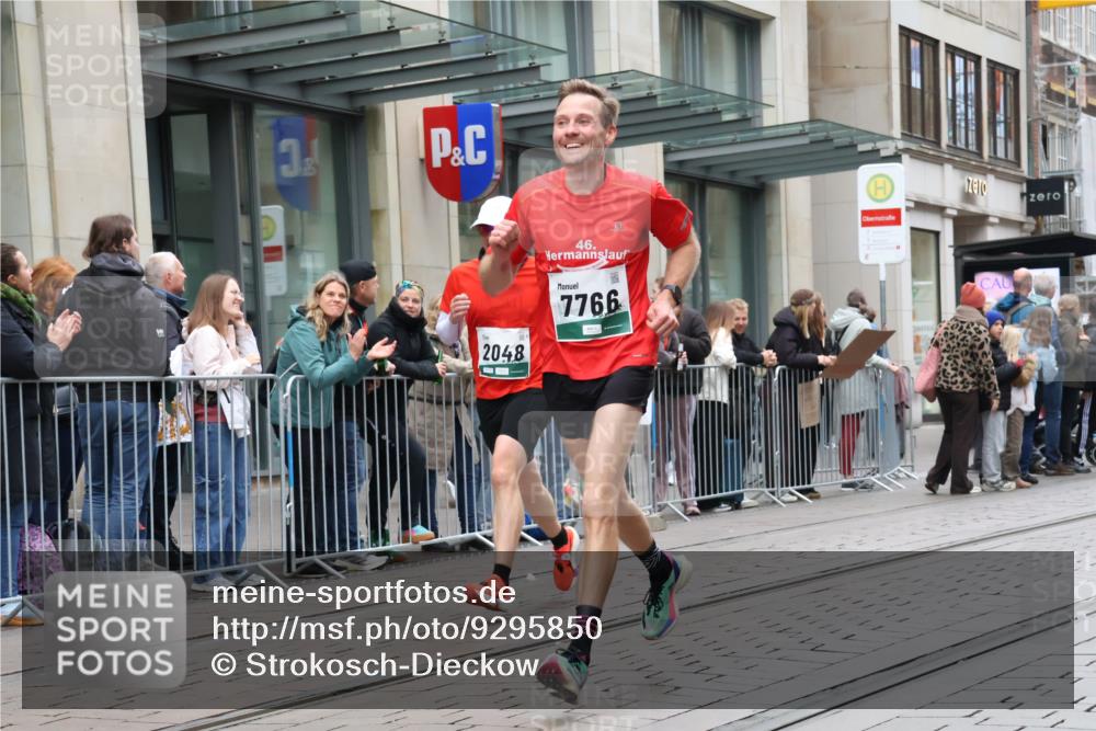 05.10.2025 - 20. swb-Marathon Bremen Strokosch-Dieckow http://msf.ph/oto/9295850 05.10.2025 12:55:54 Ziel 57, 221, 481, 728, 761, 1379, 1633, 1833, 2048, 2135, 3707, 7766, 57, 221, 481, 728, 761, 1379, 1633, 1833, 2048, 2135, 3707, 7766 meine-sportfotos.de