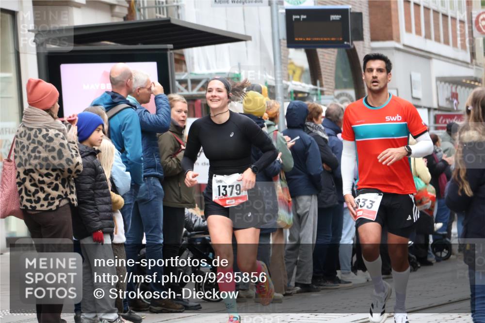 05.10.2025 - 20. swb-Marathon Bremen Strokosch-Dieckow http://msf.ph/oto/9295856 05.10.2025 12:55:59 Ziel 221, 728, 1379, 1833, 2135, 3707, 7766, 221, 728, 1379, 1833, 2135, 3707, 7766 meine-sportfotos.de