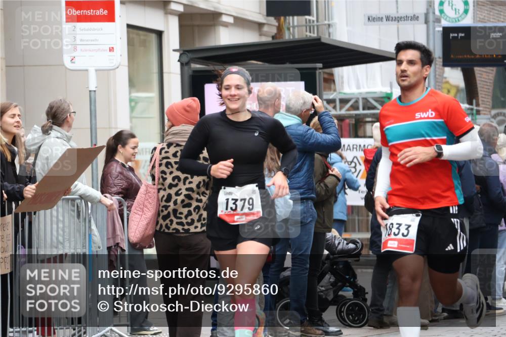 05.10.2025 - 20. swb-Marathon Bremen Strokosch-Dieckow http://msf.ph/oto/9295860 05.10.2025 12:56:00 Ziel 221, 728, 1379, 1833, 2135, 3707, 221, 728, 1379, 1833, 2135, 3707 meine-sportfotos.de