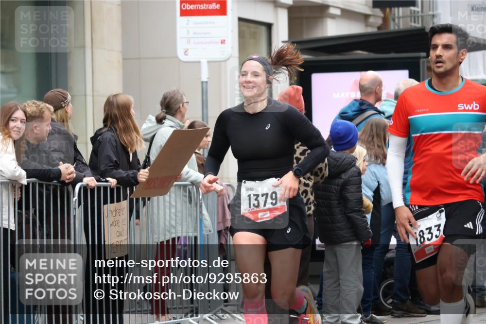 05.10.2025 - 20. swb-Marathon Bremen Strokosch-Dieckow http://msf.ph/oto/9295863 05.10.2025 12:56:01 Ziel 221, 728, 1379, 1833, 2135, 3707, 221, 728, 1379, 1833, 2135, 3707 meine-sportfotos.de