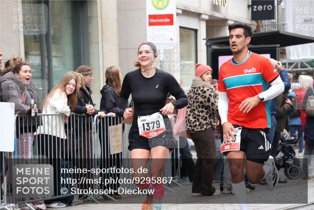 05.10.2025 - 20. swb-Marathon Bremen Strokosch-Dieckow http://msf.ph/oto/9295867 05.10.2025 12:56:01 Ziel 221, 728, 1379, 1833, 2135, 3707, 221, 728, 1379, 1833, 2135, 3707 meine-sportfotos.de