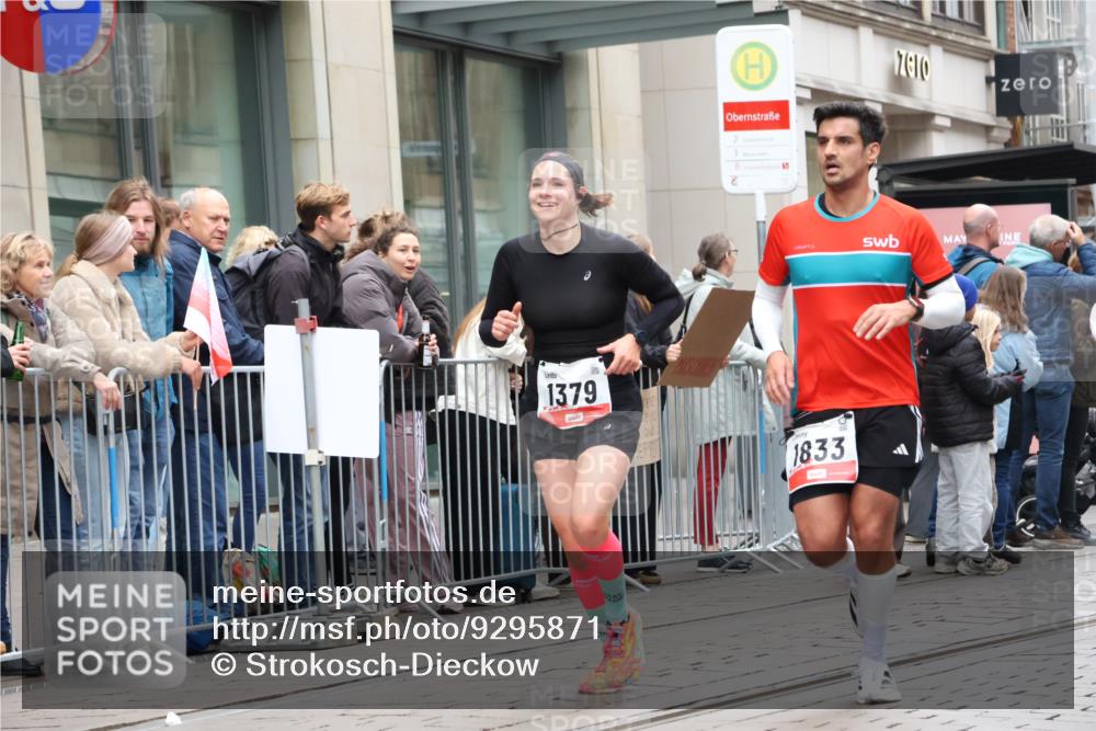 05.10.2025 - 20. swb-Marathon Bremen Strokosch-Dieckow http://msf.ph/oto/9295871 05.10.2025 12:56:01 Ziel 221, 728, 1379, 1833, 2135, 3707, 221, 728, 1379, 1833, 2135, 3707 meine-sportfotos.de