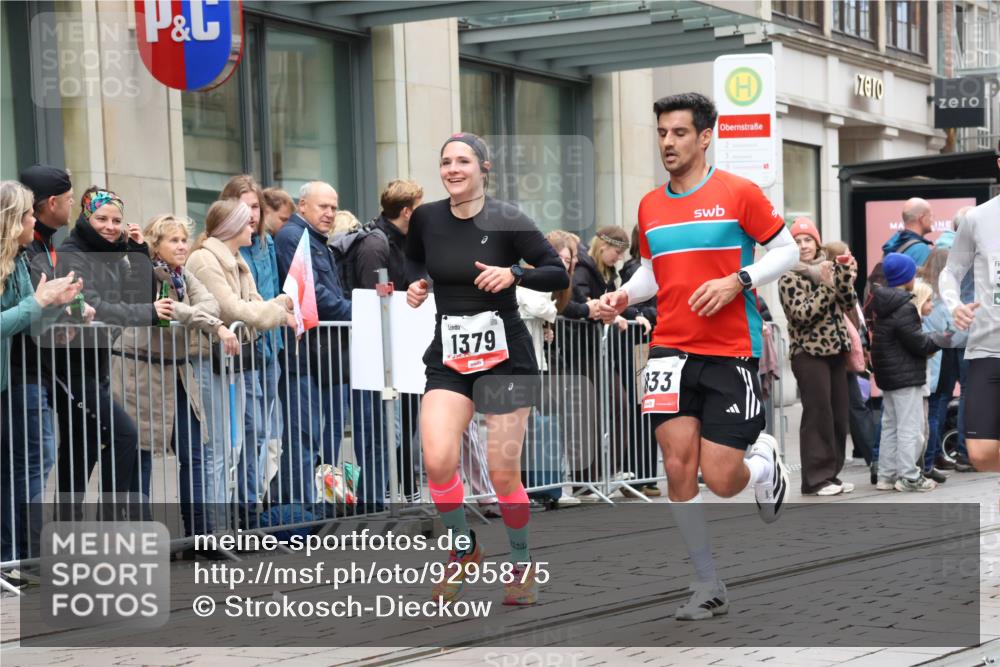 05.10.2025 - 20. swb-Marathon Bremen Strokosch-Dieckow http://msf.ph/oto/9295875 05.10.2025 12:56:02 Ziel 221, 728, 1379, 1833, 2135, 3707, 221, 728, 1379, 1833, 2135, 3707 meine-sportfotos.de