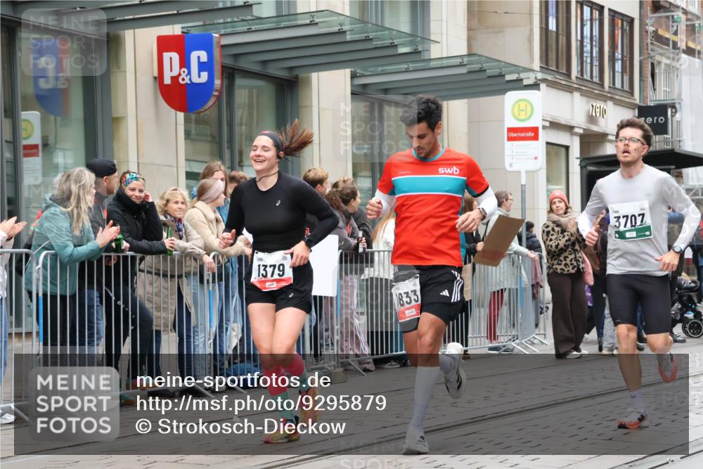 05.10.2025 - 20. swb-Marathon Bremen Strokosch-Dieckow http://msf.ph/oto/9295879 05.10.2025 12:56:02 Ziel 221, 728, 1379, 1833, 2135, 3707, 221, 728, 1379, 1833, 2135, 3707 meine-sportfotos.de