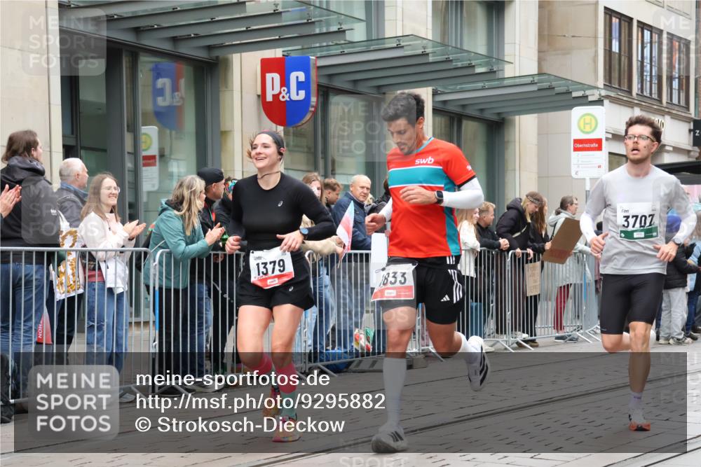 05.10.2025 - 20. swb-Marathon Bremen Strokosch-Dieckow http://msf.ph/oto/9295882 05.10.2025 12:56:02 Ziel 221, 728, 1379, 1833, 2135, 3707, 221, 728, 1379, 1833, 2135, 3707 meine-sportfotos.de