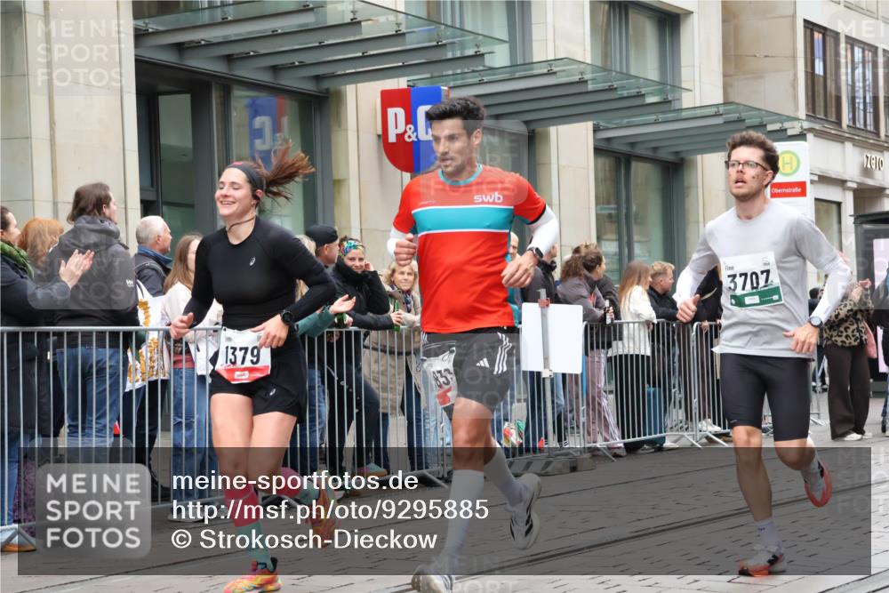 05.10.2025 - 20. swb-Marathon Bremen Strokosch-Dieckow http://msf.ph/oto/9295885 05.10.2025 12:56:03 Ziel 221, 728, 1379, 1833, 2135, 3707, 221, 728, 1379, 1833, 2135, 3707 meine-sportfotos.de