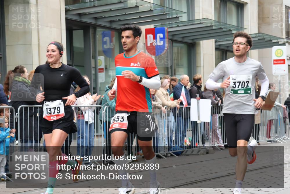 05.10.2025 - 20. swb-Marathon Bremen Strokosch-Dieckow http://msf.ph/oto/9295889 05.10.2025 12:56:03 Ziel 221, 728, 1379, 1833, 2135, 3707, 221, 728, 1379, 1833, 2135, 3707 meine-sportfotos.de