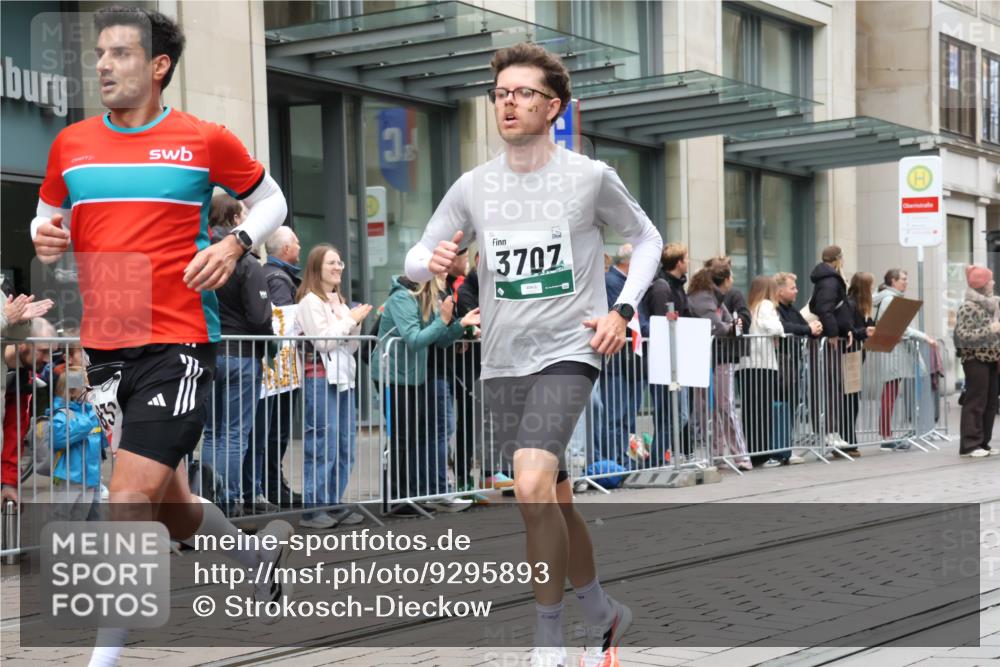 05.10.2025 - 20. swb-Marathon Bremen Strokosch-Dieckow http://msf.ph/oto/9295893 05.10.2025 12:56:03 Ziel 221, 728, 1379, 1833, 2135, 3707, 221, 728, 1379, 1833, 2135, 3707 meine-sportfotos.de