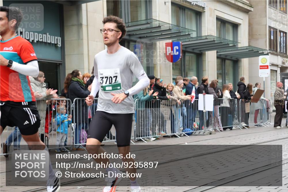 05.10.2025 - 20. swb-Marathon Bremen Strokosch-Dieckow http://msf.ph/oto/9295897 05.10.2025 12:56:04 Ziel 221, 728, 1379, 1833, 2135, 3707, 221, 728, 1379, 1833, 2135, 3707 meine-sportfotos.de