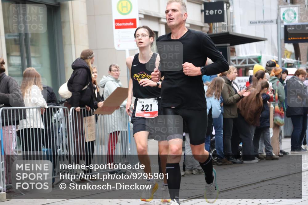 05.10.2025 - 20. swb-Marathon Bremen Strokosch-Dieckow http://msf.ph/oto/9295901 05.10.2025 12:56:06 Ziel 221, 728, 1379, 1833, 2135, 2670, 7274, 221, 728, 1379, 1833, 2135, 2670, 7274 meine-sportfotos.de