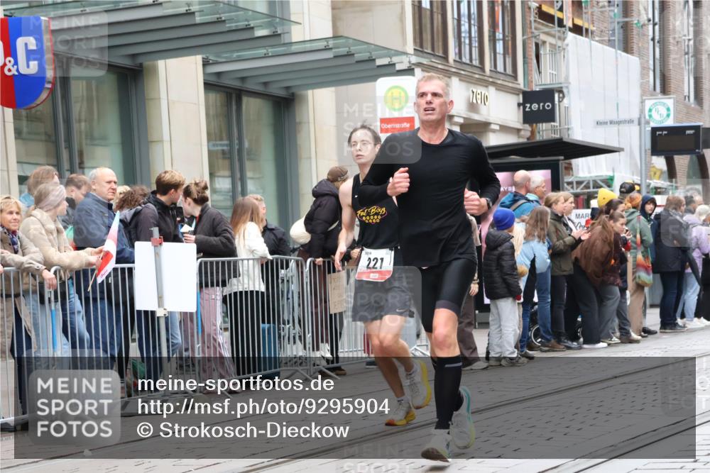 05.10.2025 - 20. swb-Marathon Bremen Strokosch-Dieckow http://msf.ph/oto/9295904 05.10.2025 12:56:06 Ziel 221, 728, 1379, 1833, 2135, 2670, 7274, 221, 728, 1379, 1833, 2135, 2670, 7274 meine-sportfotos.de