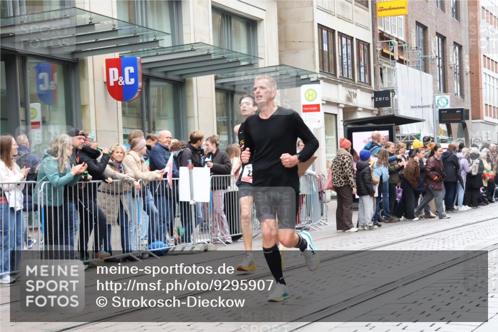 05.10.2025 - 20. swb-Marathon Bremen Strokosch-Dieckow http://msf.ph/oto/9295907 05.10.2025 12:56:07 Ziel 221, 728, 1005, 1379, 1833, 2135, 2670, 2801, 4984, 7274, 221, 728, 1005, 1379, 1833, 2135, 2670, 2801, 4984, 7274 meine-sportfotos.de