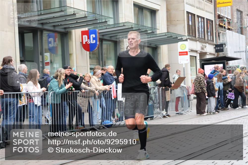 05.10.2025 - 20. swb-Marathon Bremen Strokosch-Dieckow http://msf.ph/oto/9295910 05.10.2025 12:56:07 Ziel 221, 728, 1005, 1379, 1833, 2135, 2670, 2801, 4984, 7274, 221, 728, 1005, 1379, 1833, 2135, 2670, 2801, 4984, 7274 meine-sportfotos.de