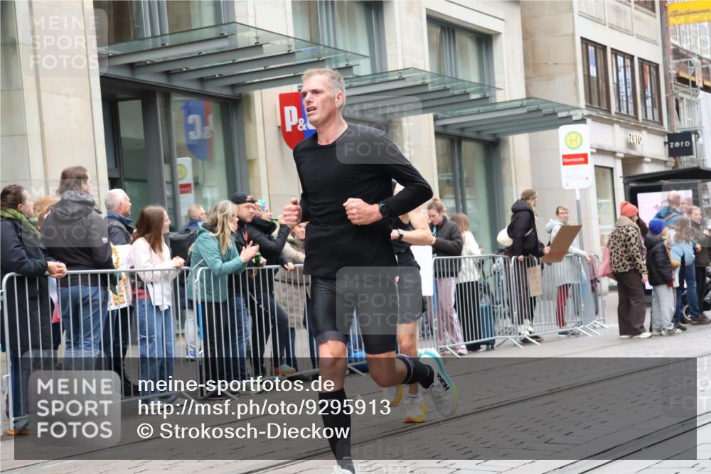 05.10.2025 - 20. swb-Marathon Bremen Strokosch-Dieckow http://msf.ph/oto/9295913 05.10.2025 12:56:07 Ziel 221, 728, 1005, 1379, 1833, 2135, 2670, 2801, 4984, 7274, 221, 728, 1005, 1379, 1833, 2135, 2670, 2801, 4984, 7274 meine-sportfotos.de