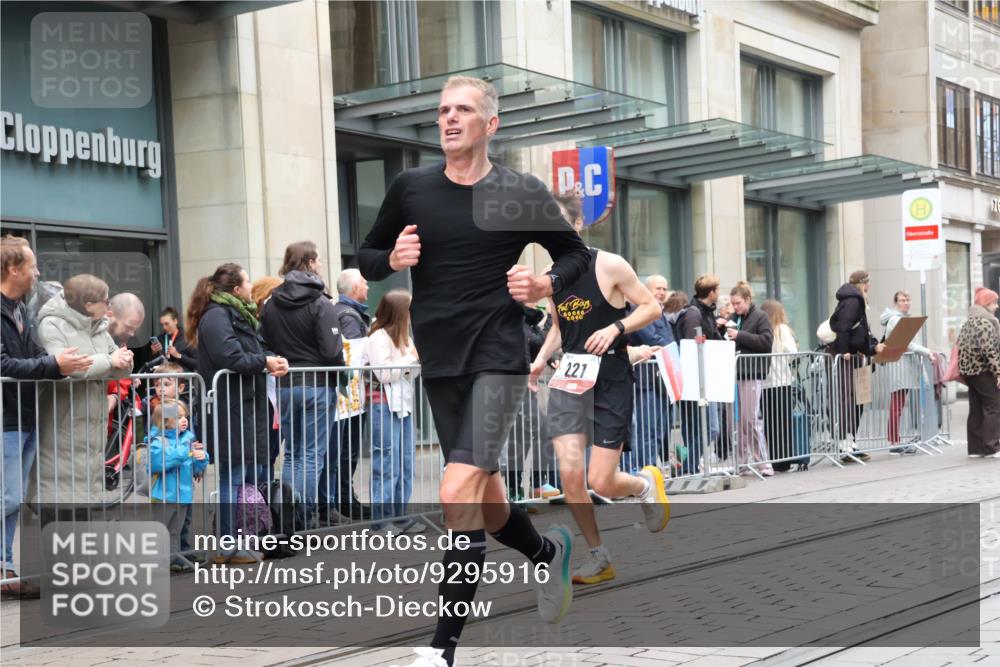 05.10.2025 - 20. swb-Marathon Bremen Strokosch-Dieckow http://msf.ph/oto/9295916 05.10.2025 12:56:08 Ziel 221, 728, 1005, 1379, 1833, 2135, 2670, 2801, 4984, 7274, 221, 728, 1005, 1379, 1833, 2135, 2670, 2801, 4984, 7274 meine-sportfotos.de