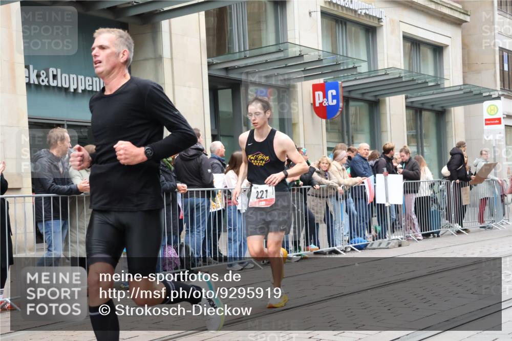 05.10.2025 - 20. swb-Marathon Bremen Strokosch-Dieckow http://msf.ph/oto/9295919 05.10.2025 12:56:08 Ziel 221, 728, 1005, 1379, 1833, 2135, 2670, 2801, 4984, 7274, 221, 728, 1005, 1379, 1833, 2135, 2670, 2801, 4984, 7274 meine-sportfotos.de