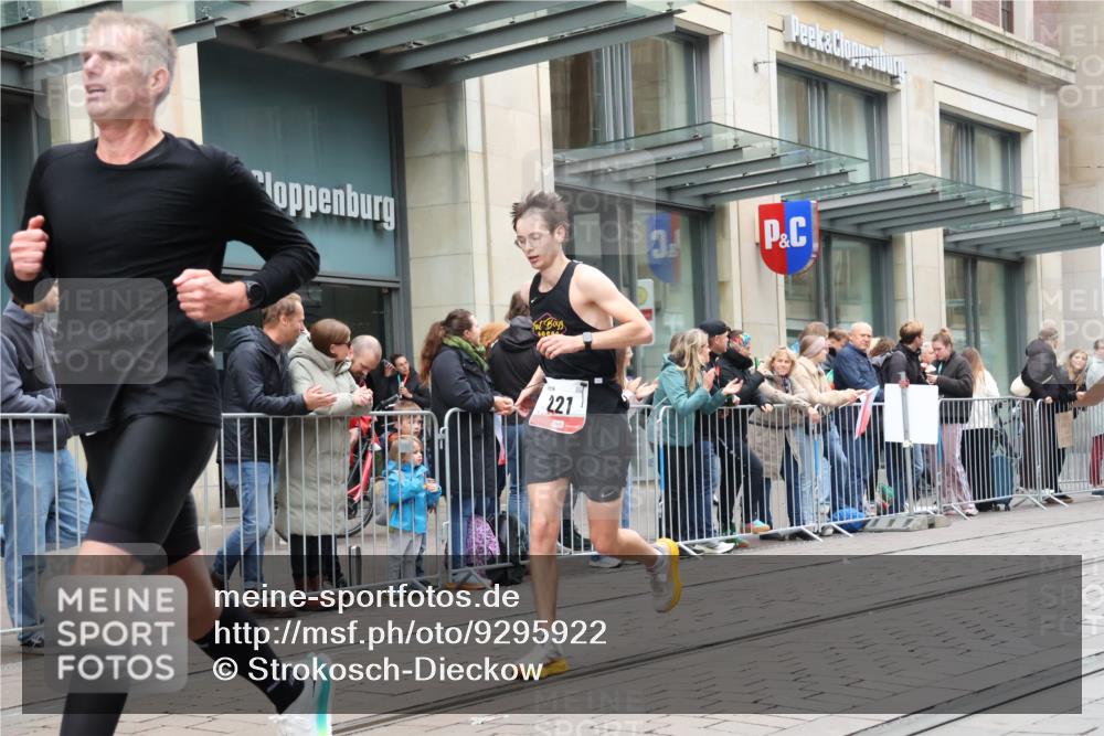 05.10.2025 - 20. swb-Marathon Bremen Strokosch-Dieckow http://msf.ph/oto/9295922 05.10.2025 12:56:08 Ziel 221, 728, 1005, 1379, 1833, 2135, 2670, 2801, 4984, 7274, 221, 728, 1005, 1379, 1833, 2135, 2670, 2801, 4984, 7274 meine-sportfotos.de