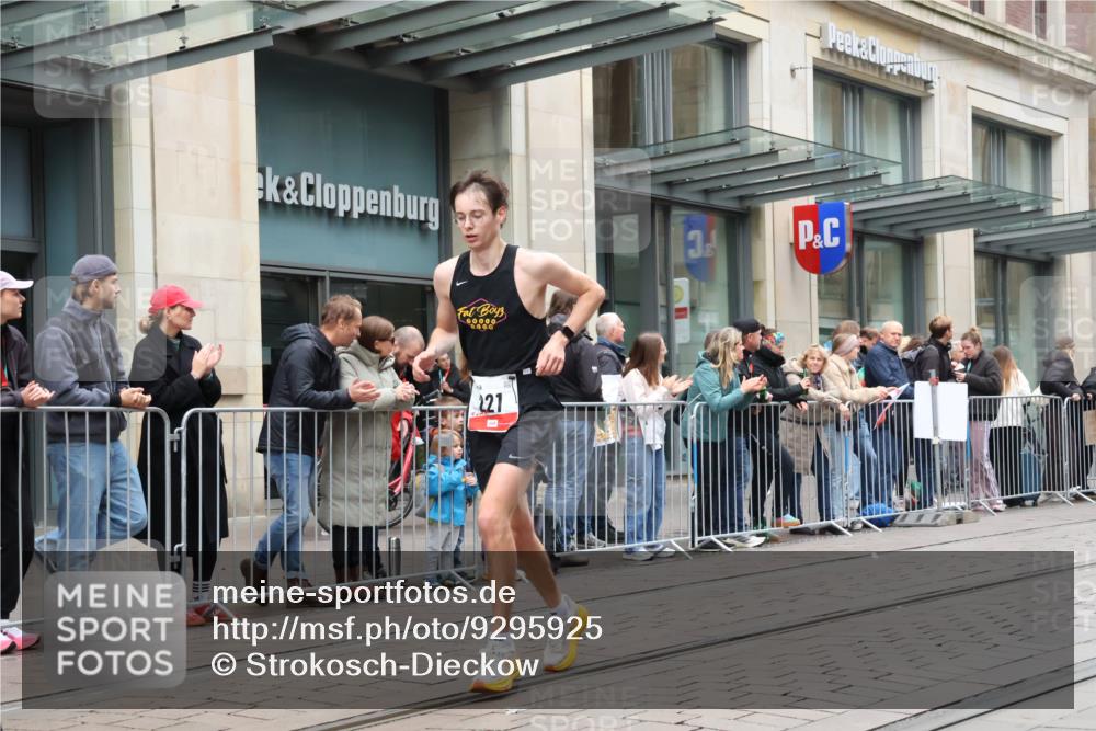 05.10.2025 - 20. swb-Marathon Bremen Strokosch-Dieckow http://msf.ph/oto/9295925 05.10.2025 12:56:09 Ziel 221, 728, 1005, 1833, 2135, 2670, 2801, 4984, 7274, 221, 728, 1005, 1833, 2135, 2670, 2801, 4984, 7274 meine-sportfotos.de