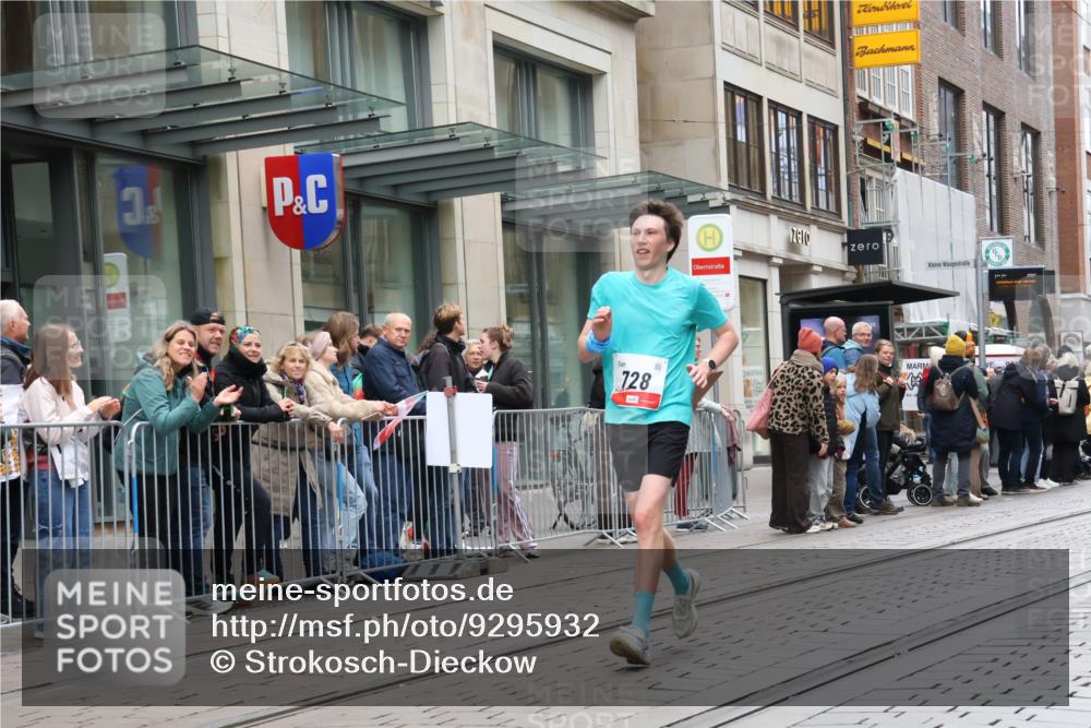 05.10.2025 - 20. swb-Marathon Bremen Strokosch-Dieckow http://msf.ph/oto/9295932 05.10.2025 12:56:11 Ziel 221, 728, 1005, 2135, 2670, 2801, 4984, 7274, 7587, 221, 728, 1005, 2135, 2670, 2801, 4984, 7274, 7587 meine-sportfotos.de
